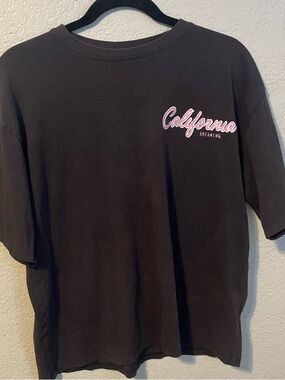 SHEIN Black Men’s Short Sleeve Tee with Pink 'California' Script Accent